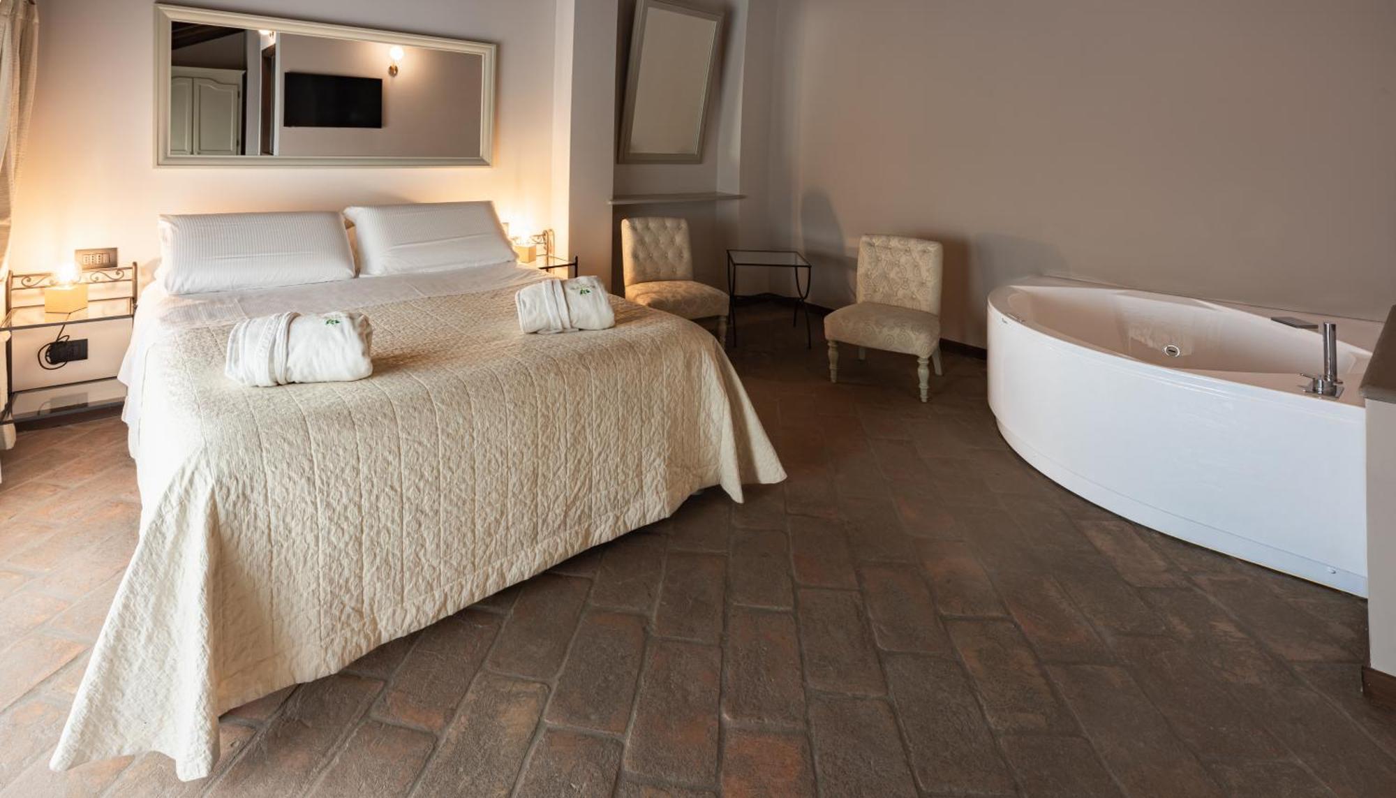 Hotel Relais Bella Rosina Pool & La Cassa
