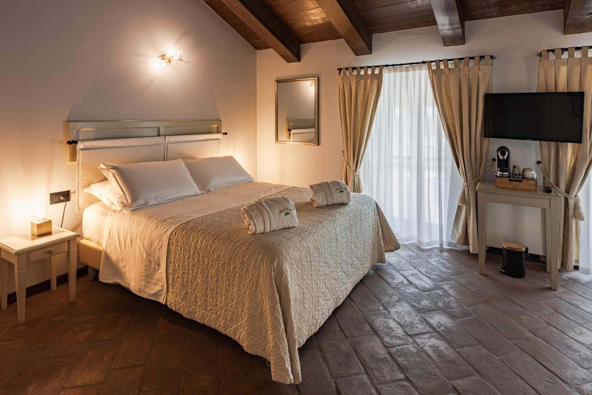 Relais Bella Rosina Pool & Hotel La Cassa
