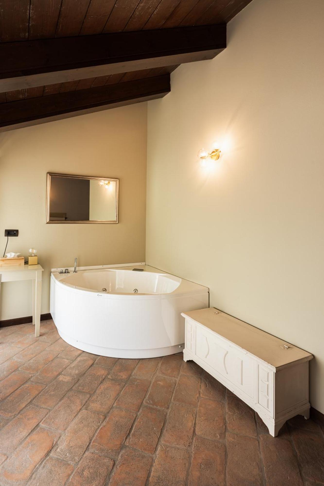 Relais Bella Rosina Pool & Hotel